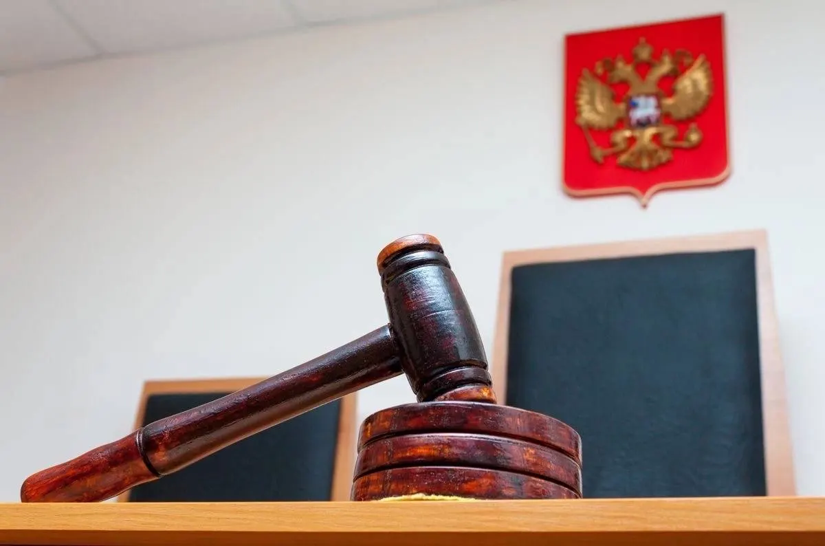 По поддельным служебным документам она получила свыше 328 тысяч рублей. Суд назначил штраф и запрет заниматься административной деятельностью в сфере образования на два года.