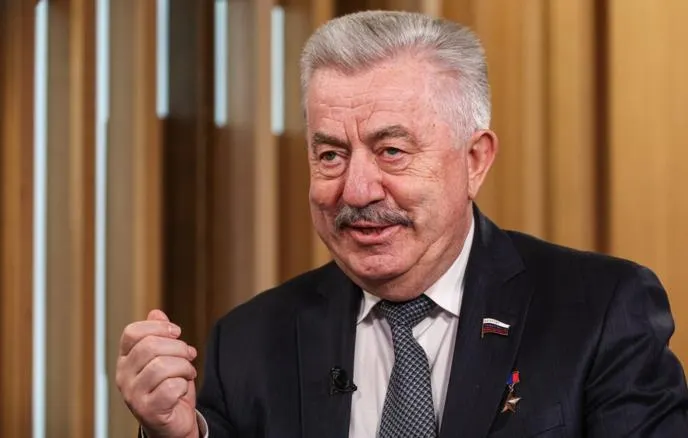 Первый зампред комитета Госдумы Виктор Водолацкий призвал внедрить полноценную начальную военную подготовку в школах с пятого класса и одновременно наращивать мощности ВПК, ссылаясь на возможные угрозы со стороны НАТО и ЕС к 2030 году.
