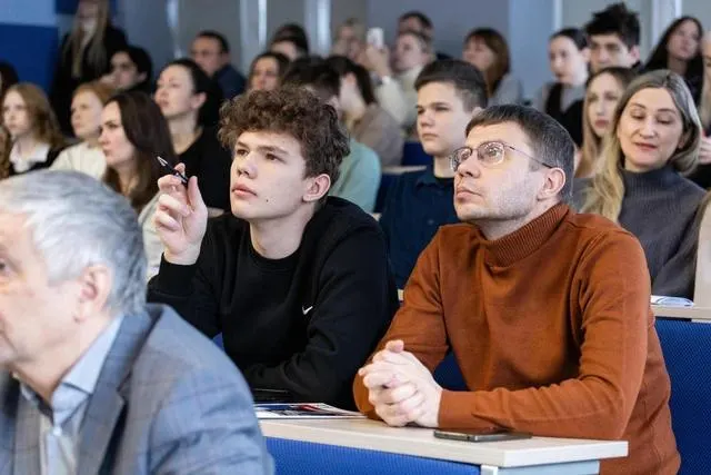 Приёмная кампания 2026 года стартует 20 июня. Абитуриенты проявляют интерес к экономике, IT и креативным индустриям, при этом заметен рост популярности библиотечного дела, документоведения и архивоведения.