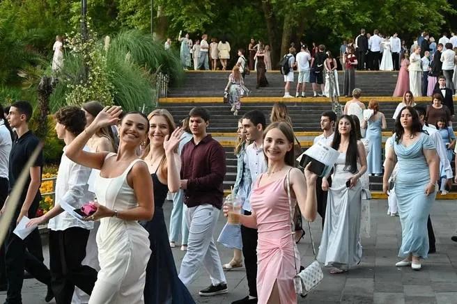 В Дворце «Фестивальный» в Сочи состоялся городской бал выпускников «Время найти себя». В празднике приняли участие около 2,5 тысячи вчерашних школьников.