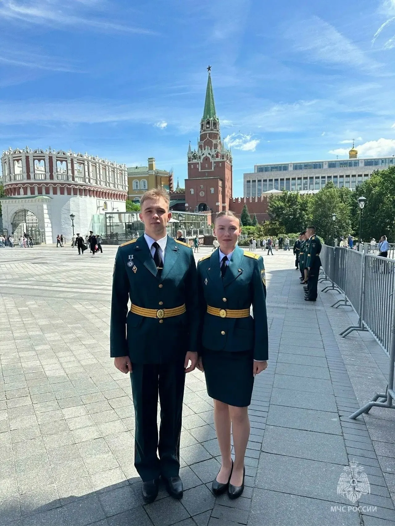 Вадим Рубцов и Анна Терновая получили дипломы в Георгиевском зале Кремля; оба окончили вуз системы МЧС и начнут службу или продолжат работу в профильных подразделениях.