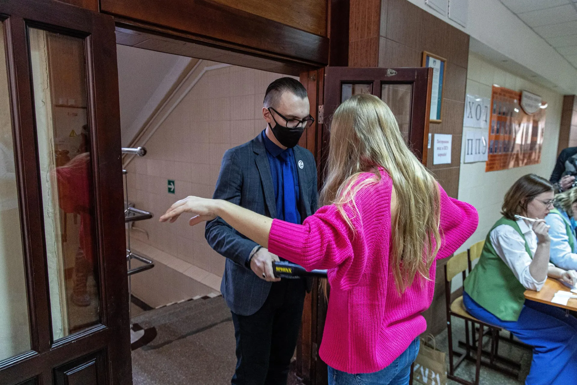 Перед экзаменом у некоторых выпускниц попросили снять бюстгальтеры. Власти пояснили, в каких случаях такие проверки допустимы, а решение о допуске принимает комиссия.