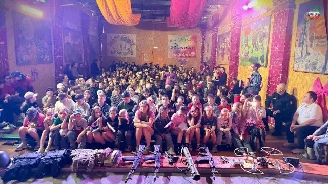 В нескольких регионах детям предлагают программы с элементами начальной военной подготовки, обучением управления дронами, стрельбой и учебными тревогами — организаторы подают это как физическое и патриотическое воспитание.