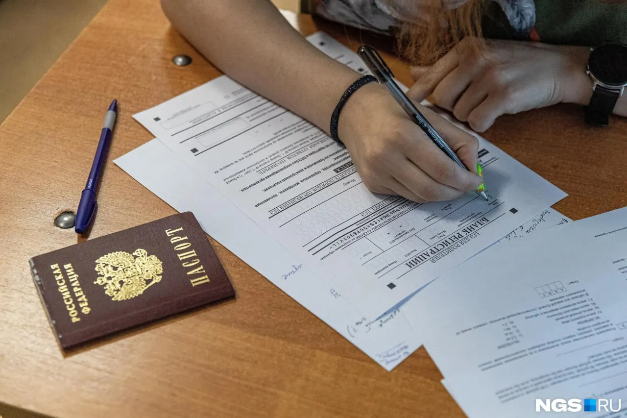 144 школьника набрали по 100 баллов на экзамене, 10 выпускников сдали два предмета на 100 и получили по 200 баллов; губернатор поздравил учащихся.