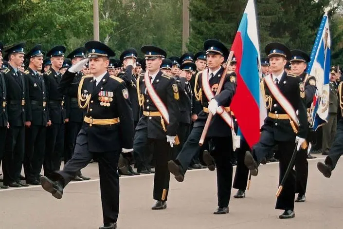 С 2027 года Академия Федеральной службы охраны планирует принимать абитуриентов на ряд IT‑программ при минимальных баллах ЕГЭ, совпадающих с общероссийскими порогами для вузов.