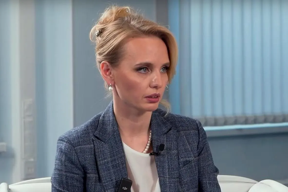 Дочь Владимира Путина, возглавляющая с 2026 года Медицинский научно-образовательный институт МГУ, стала одним из 63 соучредителей новой Ассоциации выпускников факультета фундаментальной медицины. Параллельно она курирует образовательные проекты и руководит исследовательской лабораторией, финансируемой грантами и частными вложениями.