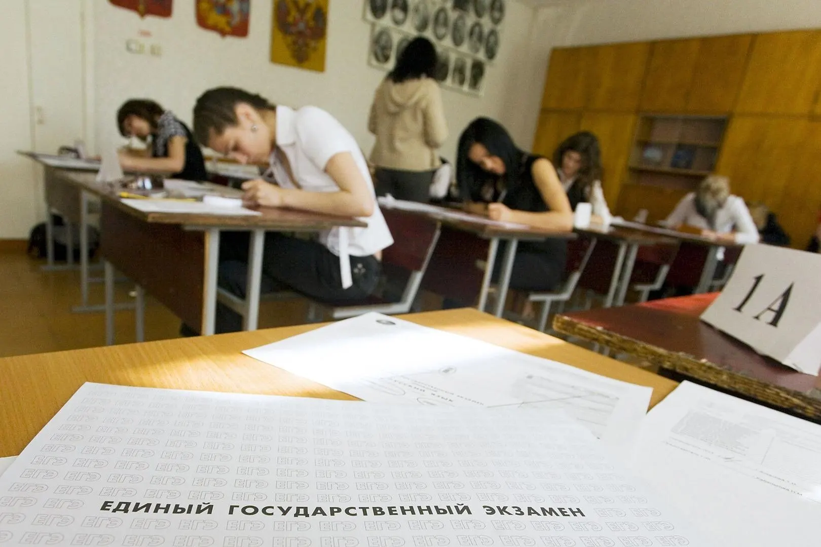 Выпускники, сдававшие ЕГЭ по английскому в резервный день, столкнулись с заданиями о Бородинском сражении. Репетиторы считают проверку исторических фактов на языковом экзамене некорректной.