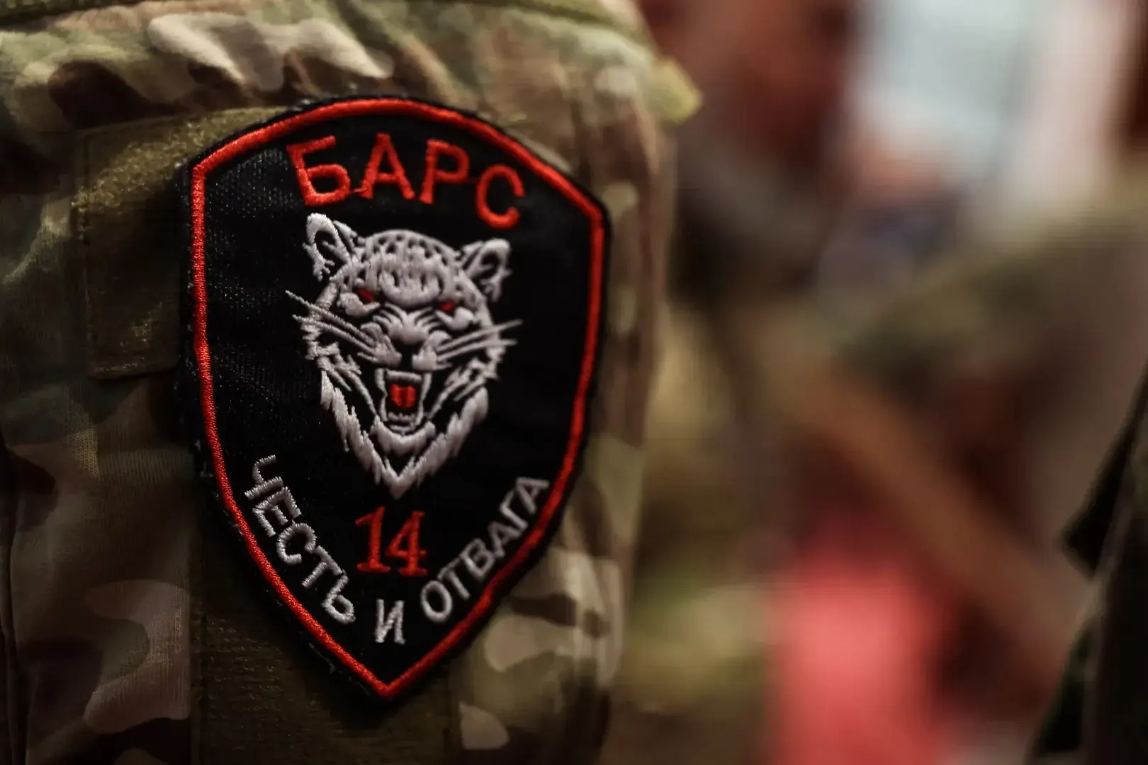 Студентам нескольких московских вузов разослали предложения вступить в отряд «БАРС‑Москва» для противодействия беспилотникам: обещают месячные выплаты, льготы и обучение, а в одном случае контракт удавалось оспорить.