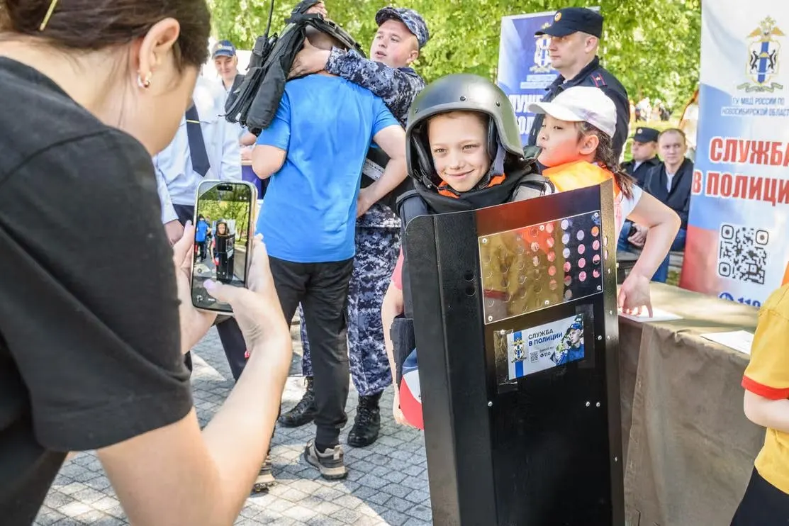 В нескольких российских городах силовые структуры провели для школьников демонстрации вооружения, бронетехники и приёмов подавления массовых беспорядков.