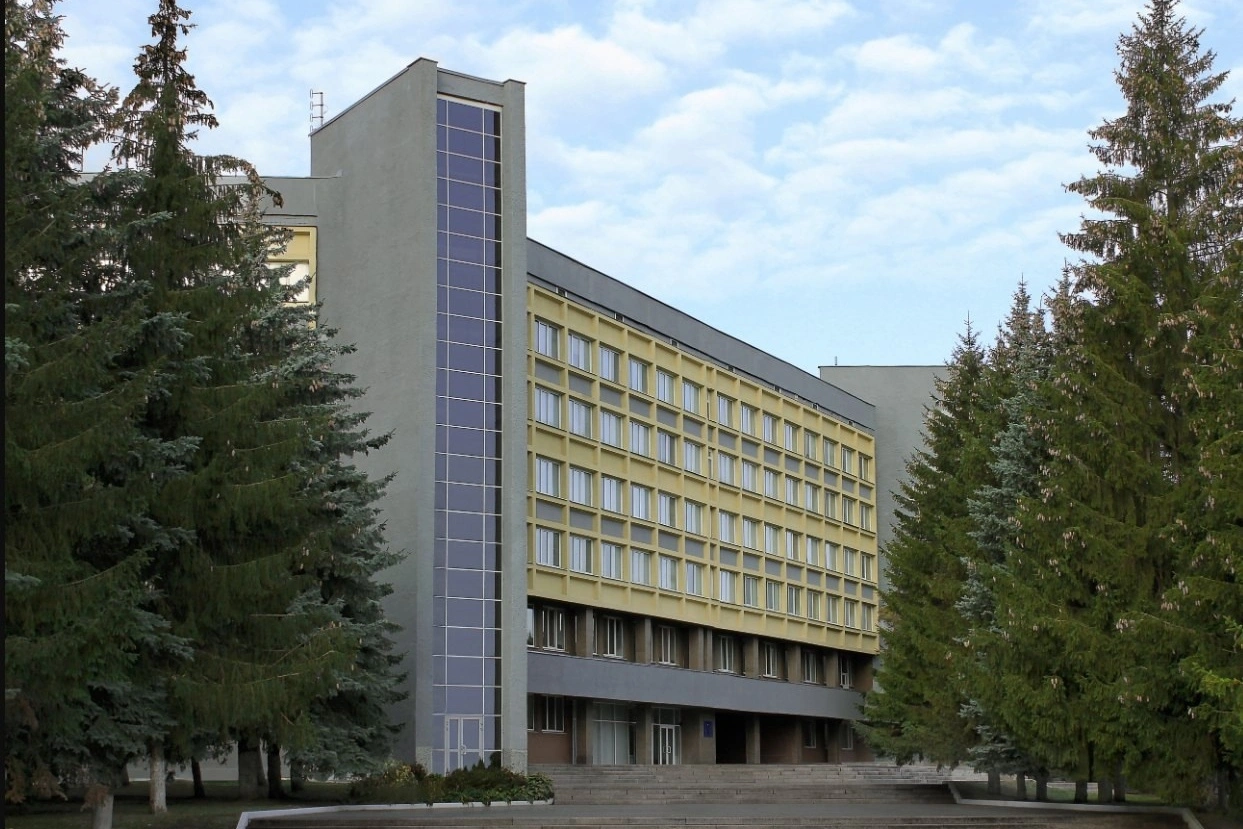 Проект приказа ФСО предлагает установить низкие пороги ЕГЭ для ряда IT‑программ и для госохраны — от 27 до 40 баллов по профильным предметам, что соответствует минимальным требованиям Рособрнадзора.