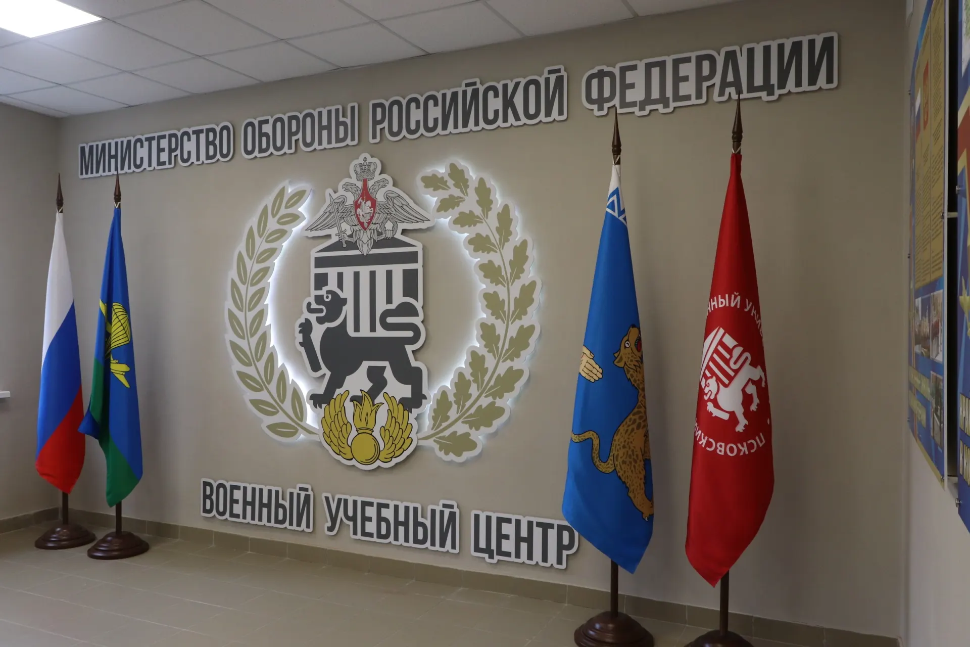 Анализ судебных решений показывает: университеты по всей России требуют возмещения полной стоимости обучения у студентов военно‑учебных центров, отказавшихся заключать контракт с Минобороны. Случаи происходят в разных регионах, суммы взысканий достигают сотен тысяч — миллионов рублей.