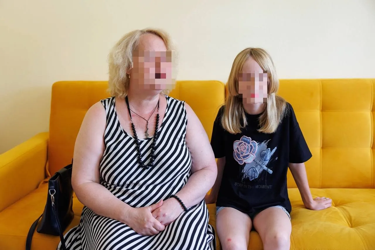 Женщина утверждает, что дочь почти год подвергалась моральным и физическим издевательствам со стороны одноклассников, кульминацией которых стало прижатие к стене с попыткой сексуального характера. Руководство школы дает иную версию, обстоятельства уточняются.