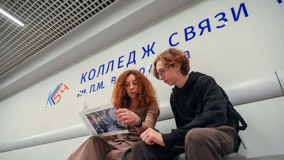 Родители из Новосибирска, Ижевска, Кемерова и других городов сообщают, что их детям отказали в переходе в старшую школу из‑за баллов в аттестате и ОГЭ. Отказы росли после поручения о масштабной подготовке рабочих специалистов — школьникам предлагают идти в учреждения среднего профобразования.