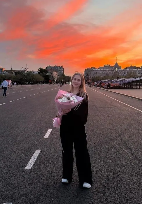 Александра Липатова, выпускница школы №48, получила максимальный балл по русскому языку, готовилась на курсах с 10-го класса и советует не посвящать жизнь только экзаменам.