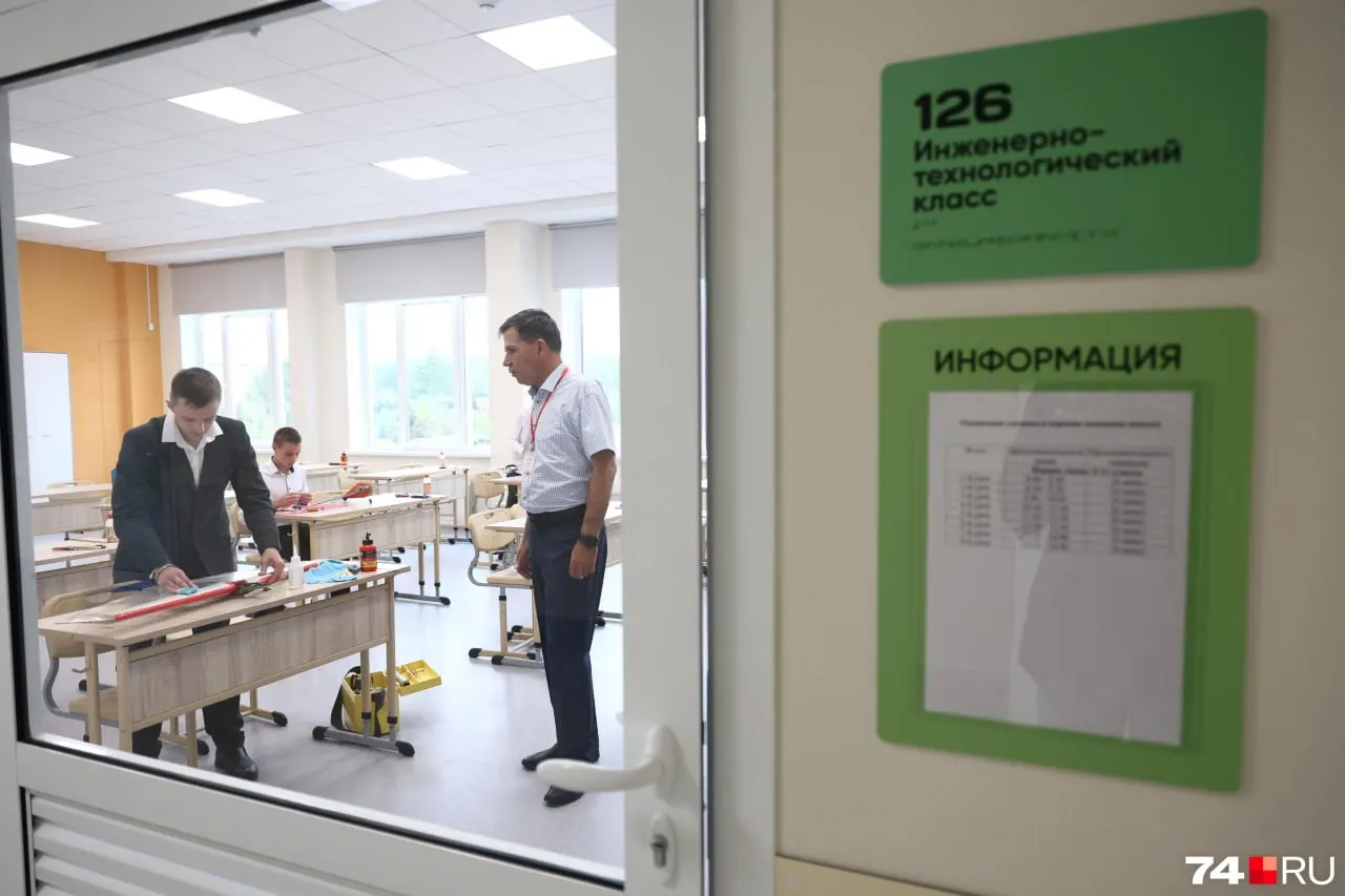 В образовательном центре на Северо‑Западе Челябинска родители зафиксировали огромное число заявок при наборе в 10-й класс: по их словам, поступило почти 1 200 заявок на 120 мест. Школа обещала озвучить итоговые данные после 16:00 6 июля.