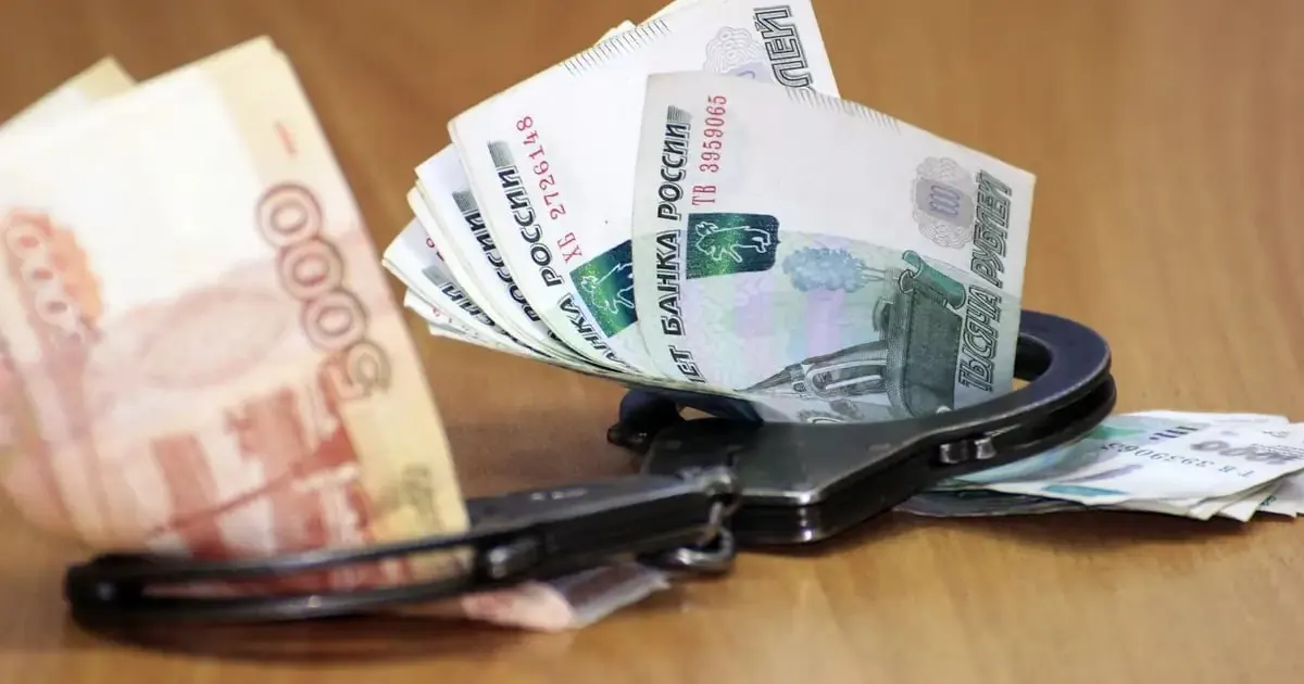 Следствие считает, что руководитель научного проекта требовал у сотрудников возвращать часть зарплаты якобы на выполнение работ и присваивал эти средства.