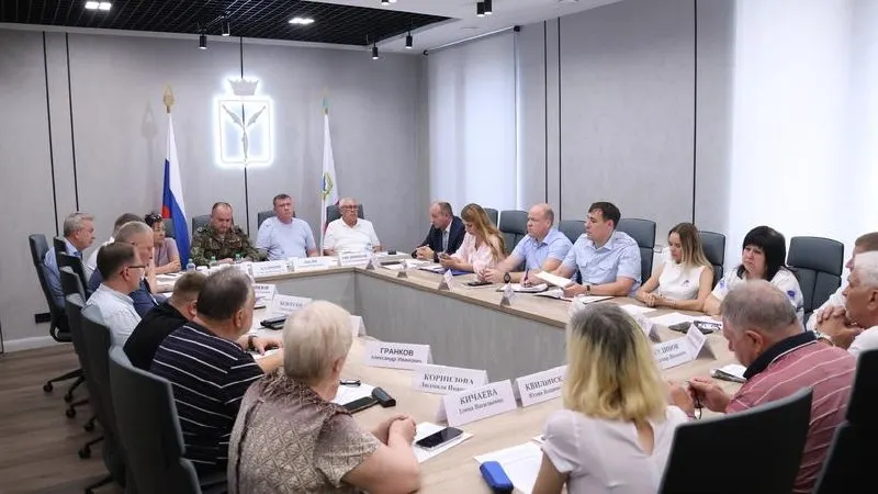 В регионе разрабатывают критерии отбора спикеров и содержание «уроков мужества», взаимодействие школ с профильными фондами и ассоциациями; рекомендации должны быть готовы к началу учебного года.