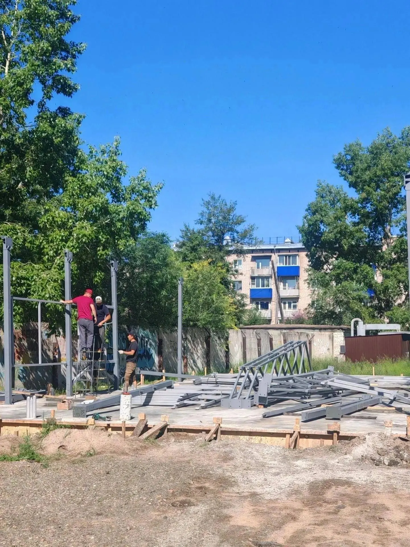 Строят модульное здание площадью 221,3 м² с тремя классами, где смогут одновременно учиться до 60 студентов. Колледж получил 40 млн руб. на оборудование; корпус планируют открыть к началу учебного года.