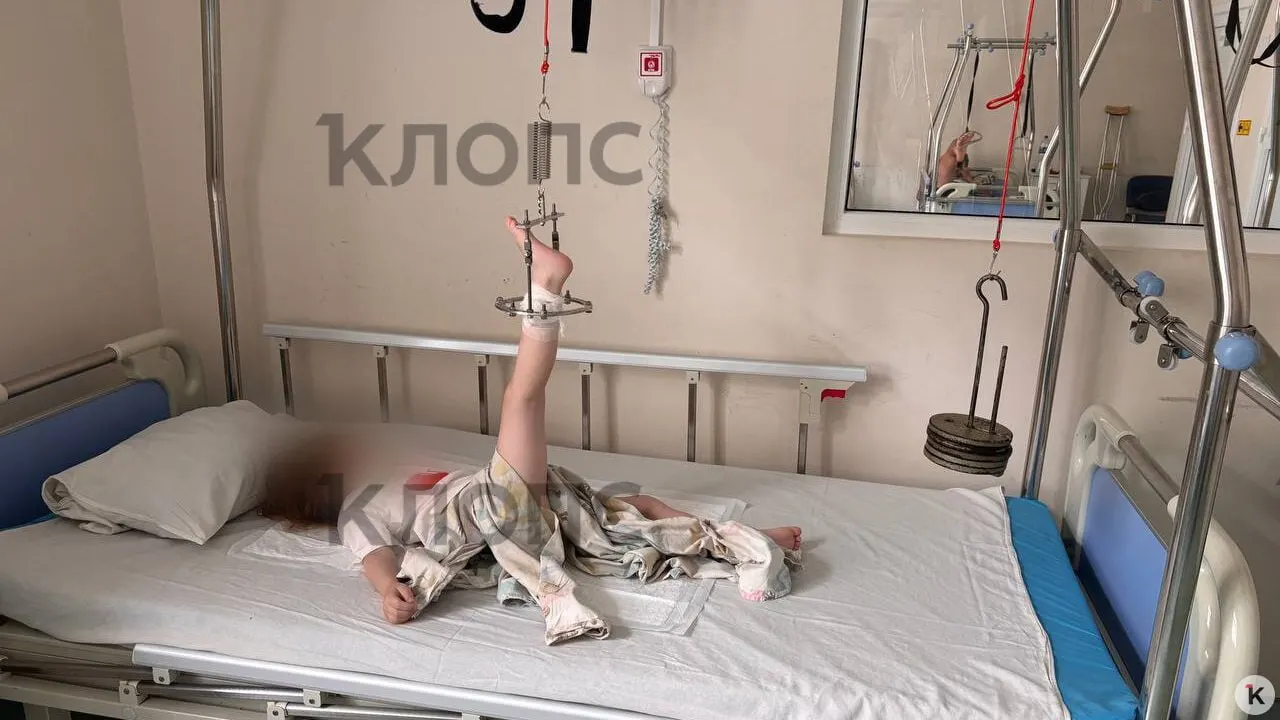 Ребёнок получил перелом бедра на игровой площадке; отец утверждает, что воспитатели не оказали помощи и не вызвали медиков. По факту травмы начата проверка прокуратуры.