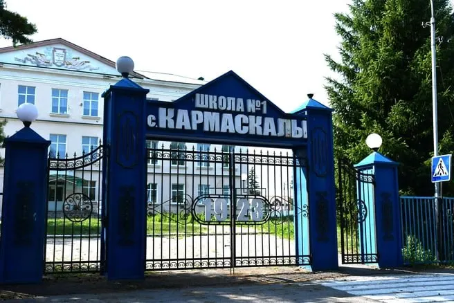 Школу №1 в Кармаскалах, признанную аварийной в 2020 году, расформировывают по экономическим причинам. Ученики продолжат обучение в соседних учреждениях, а часть педагогов уходит из школы.