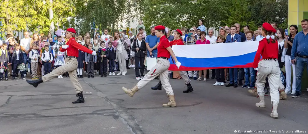 В региональные школы поступило пособие, в котором оправдывают жертву ради Родины, критикуют Запад, дают спорные оценки гендеру и культуре. Ученики саботируют уроки патриотического цикла и сомневаются в его посылах.