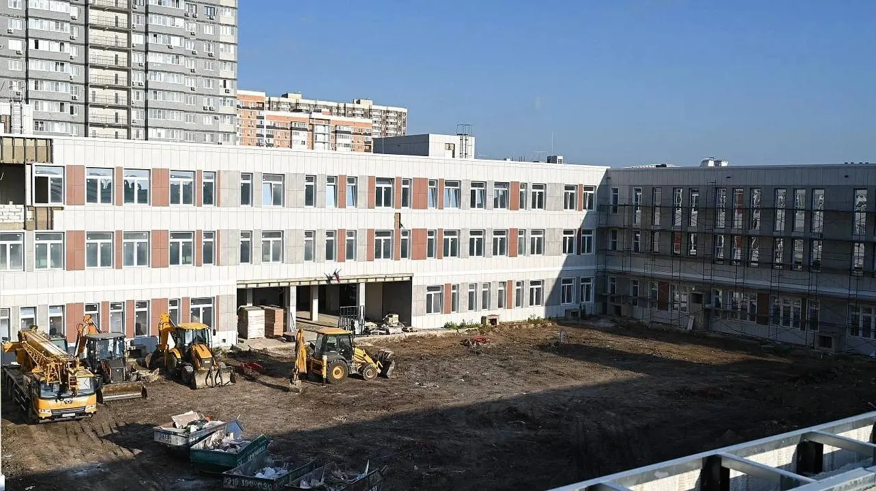 Строительство новой школы на Пономаренко, 39 началось осенью 2023 года. Объект стоимостью 2,5 млрд руб. планируют сдать к началу учебного года 2026-го — ранее обещанная дата была 1 сентября 2025 года.