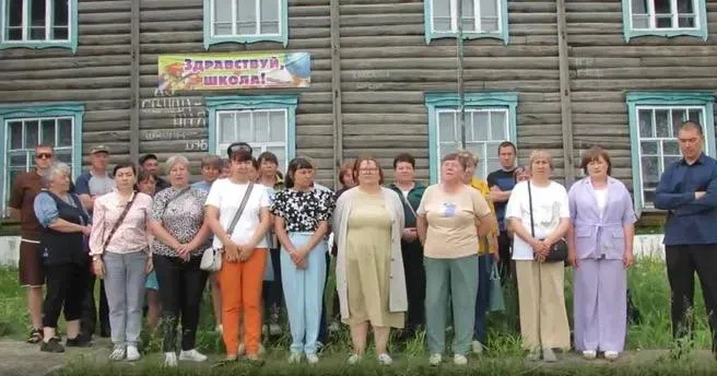 Жители Улятуя записали 18‑минутное видеообращение с требованием сохранить местную школу, признанную аварийной: детей возят в соседнее село, люди просят повторную экспертизу и опасаются вымирания населённого пункта.