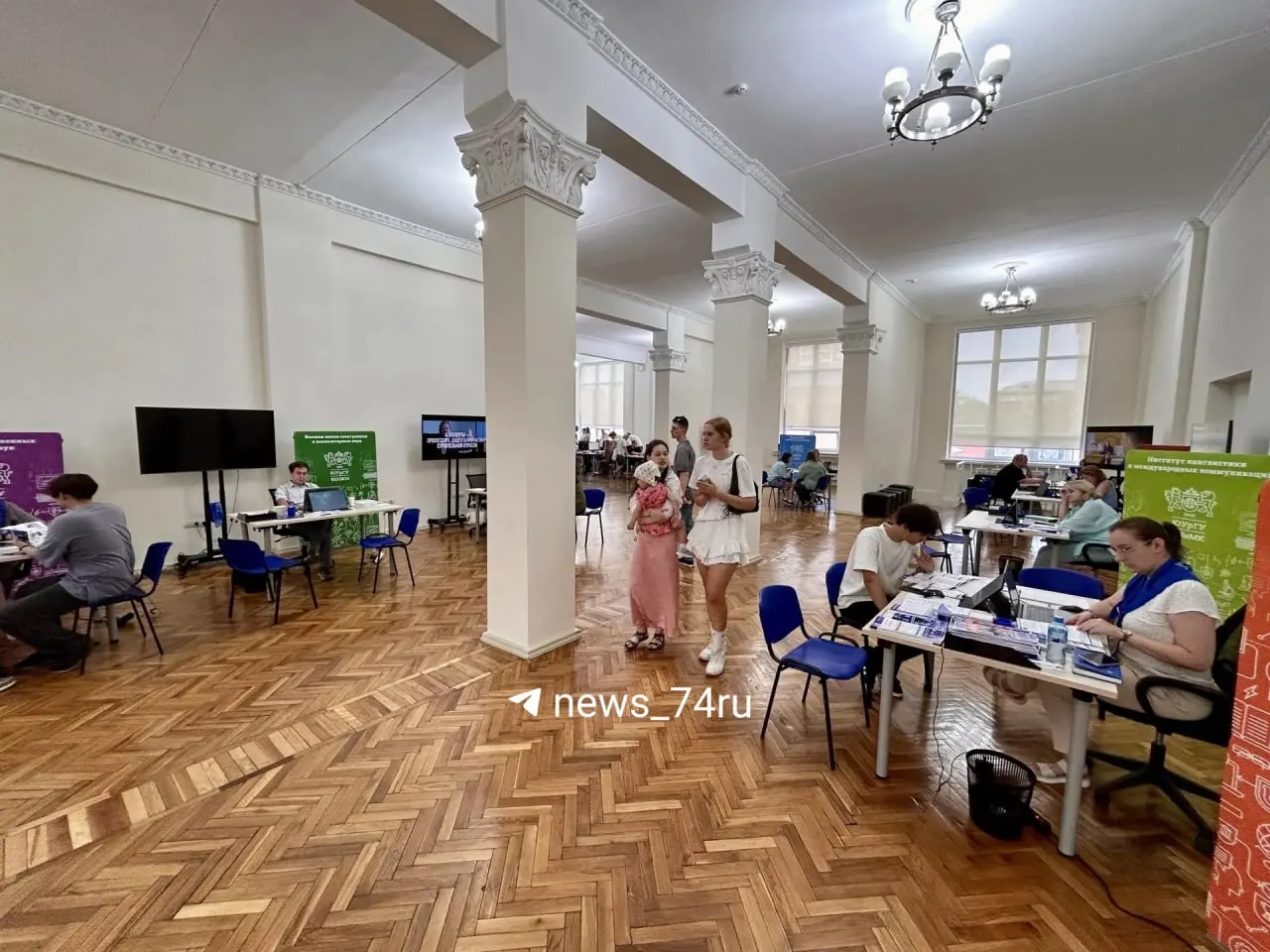 В главном корпусе Южно‑Уральского государственного университета приёмная комиссия работает в обычном режиме: преподаватели отмечают отсутствие чётких инструкций по действиям при срабатывании сирен.