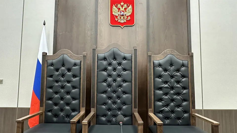 Правительственная комиссия поддержала инициативу, подготовленную Верховным судом, которая позволит судам нанимать на ряд должностей студентов юридических вузов и специалистов со средним профессиональным юридическим образованием. Авторы проекта и эксперты обсуждают, поможет ли это сократить дефицит кадров и какие риски несёт такой шаг.