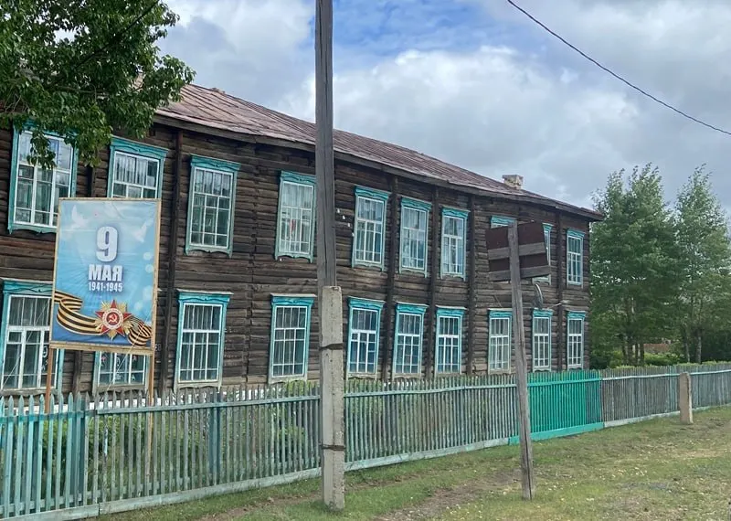 После закрытия аварийной школы жители Улятуя запустили петицию с требованием строительства нового здания: сейчас детей возят в соседнее село, и люди боятся дальнейшей утраты населения и традиций.
