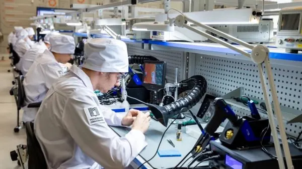 Минтруд фиксирует серьёзный дисбаланс: на инженера‑наладчика приходится 0,3 резюме, а на менеджера по продажам — 12. Холдинги открывают колледжи, предприятия гарантируют выпускникам работу.