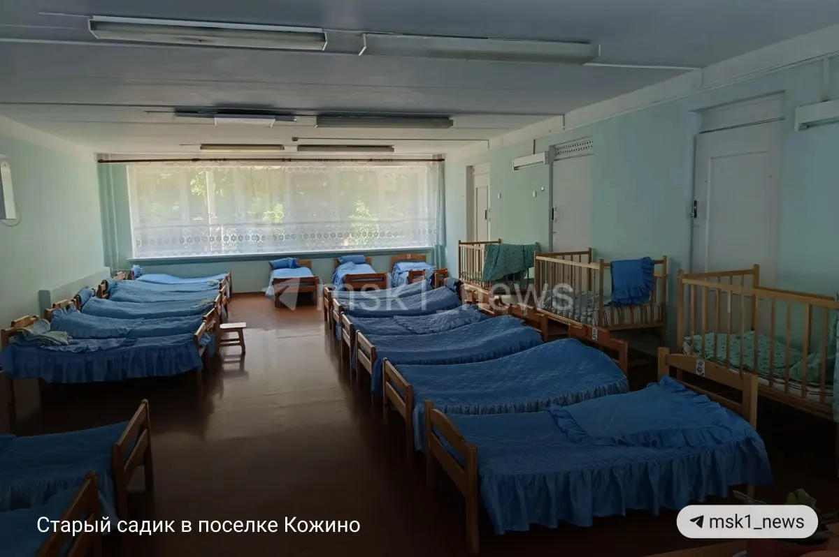 В поселке Кожино (Руза) решили закрыть детский сад №58 и перевести детей в Нестеровский лицей. Родители называют новый маршрут и состояние здания опасными для малышей; власти уверяют, что приведут помещение в порядок к сентябрю. Семьи обратились в Следственный комитет, прокуратуру и к уполномоченному по правам ребёнка.