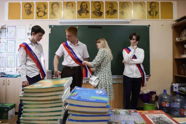 Число учащихся, выбирающих колледжи после 9-го класса, растёт. Стабильный тренд поддерживают изменения в приёме, кадровые и финансовые ограничения школ, а также риск потери отсрочки от службы для юношей.