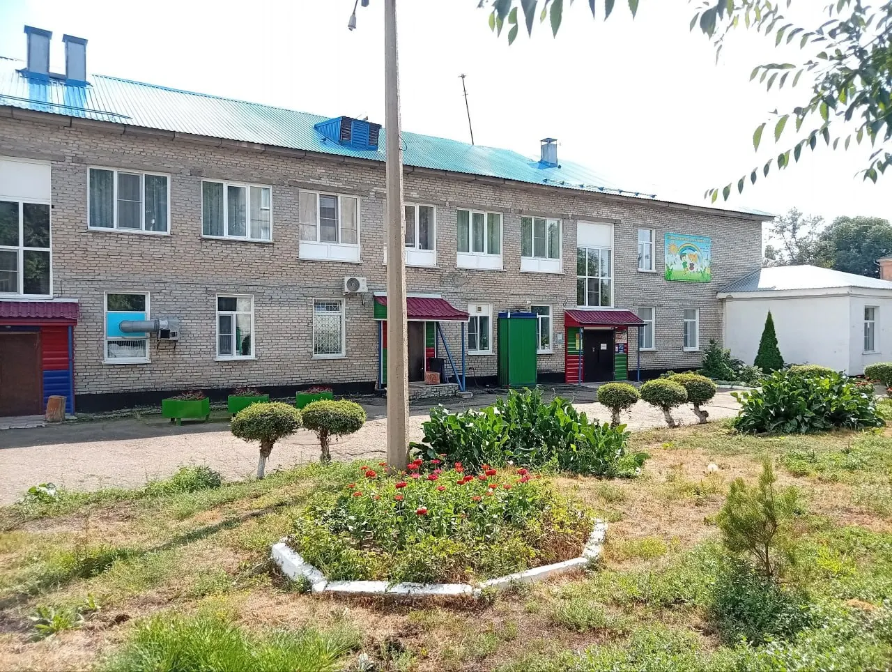 В Рубцовске Алтайского края два дошкольных учреждения объединяют с другими детсадами. Депутат направил запросы и просил включить себя в комиссию по оценке последствий реорганизации, но администрация отказала.