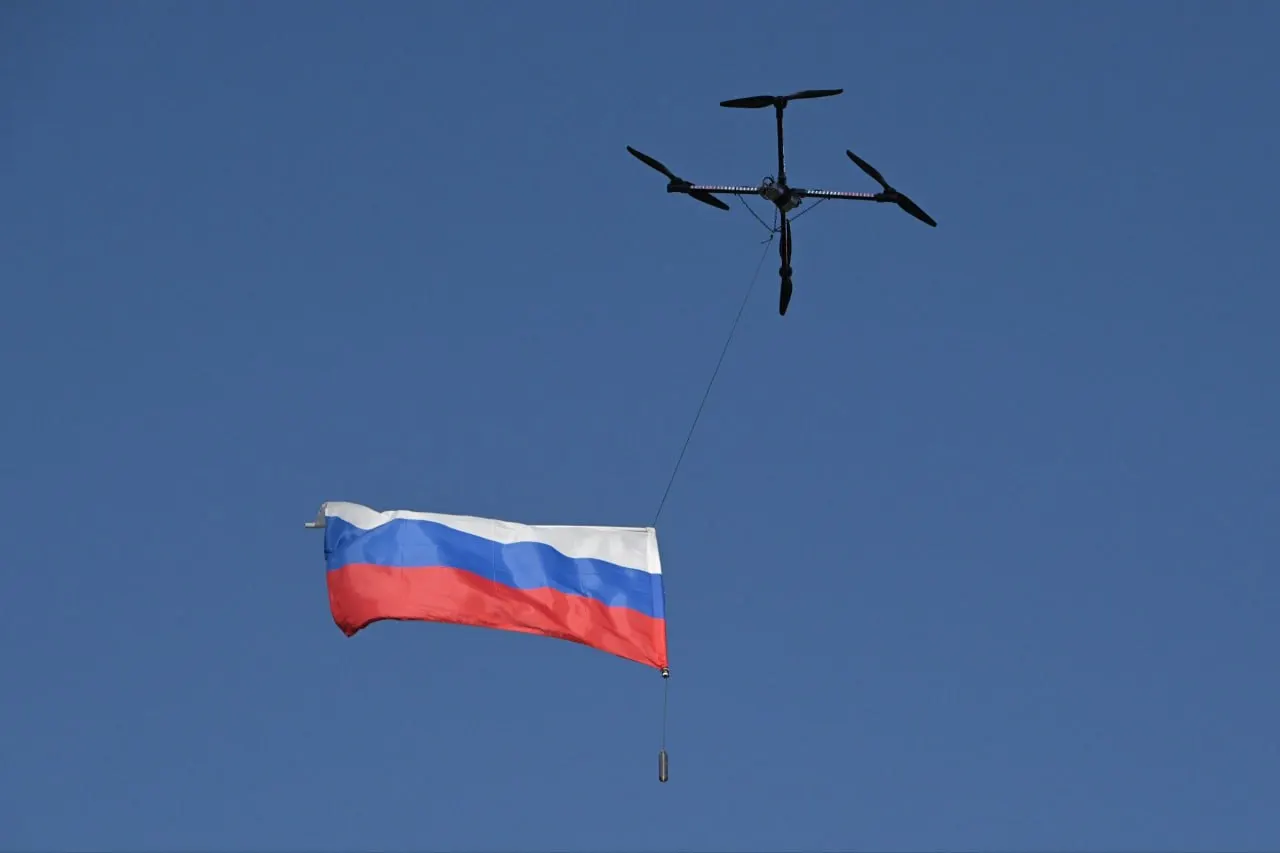 На&nbsp;«Петровском» дрон с&nbsp;российским флагом облетел стадион на&nbsp;фестивале гонок