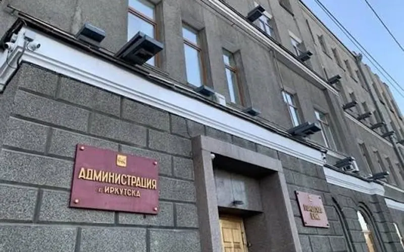 АО «Комбинат питания», которое организует школьные обеды в Иркутске, имеет кредиторскую задолженность более полумиллиарда рублей; городские власти называют убытки временными и уверяют в бесперебойной работе предприятия.