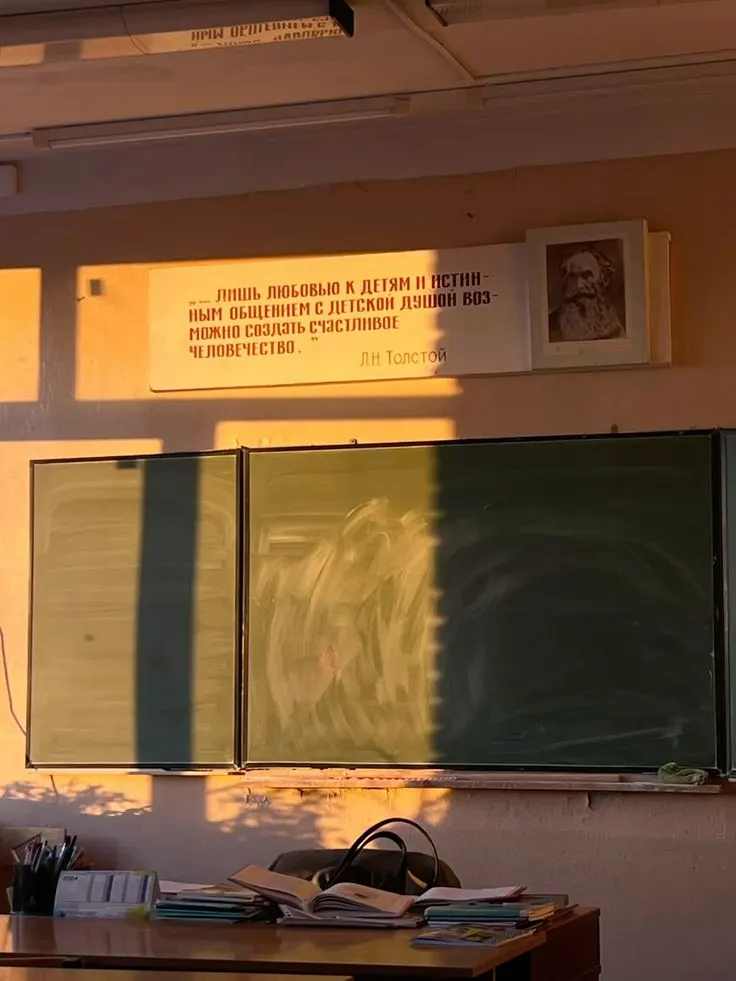 С 6 июля в Самаре начинается второй этап приёма заявлений в первые классы. Подать документы могут все желающие независимо от регистрации ребёнка; приём продлится до 5 сентября при наличии свободных мест. Заявления принимают через «Госуслуги», лично в школе или по заказному письму. Подробности — на сайтах школ.