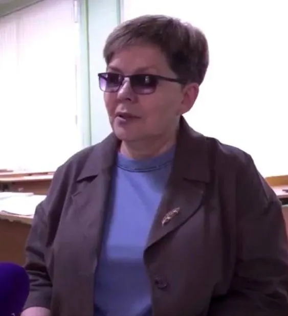 Светлана Ульзутуева более 30 лет преподаёт математику, готовит педагогов и школьников к олимпиадам; сейчас она — федеральный эксперт и автор методических пособий, продолжает работать в лицее и университете.