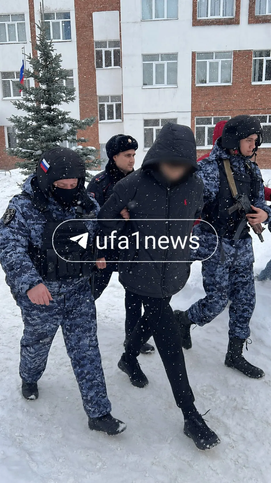 Суд оставил подростка под домашним арестом до 3 сентября. В феврале он пришёл на уроки с имитацией оружия и выстрелил в учителя и трёх учеников.