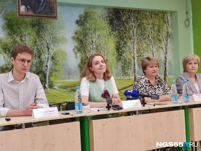 В 2026 году в Омской области ЕГЭ сдавали примерно 8,2 тысячи выпускников. Более 2 тысяч воспользовались дополнительными днями для пересдачи; с экзаменов удалили 13 человек за использование связи и шпаргалок.