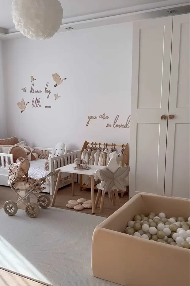 Ведомство предупредило, что отказ от ярких цветов в одежде, игрушках и интерьере детей может ухудшить развитие цветовосприятия, которое, по мнению чиновников, связано с речью и мышлением.
