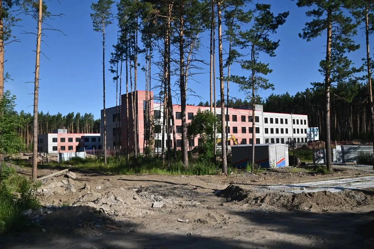 В Кудряшовском возобновили строительство новой школы на 550 мест: после расторжения контракта с первым подрядчиком работы продолжились с новым исполнителем. Параллельно обустраивают подъезды, дороги и территорию — открытие планируют летом 2027 года.