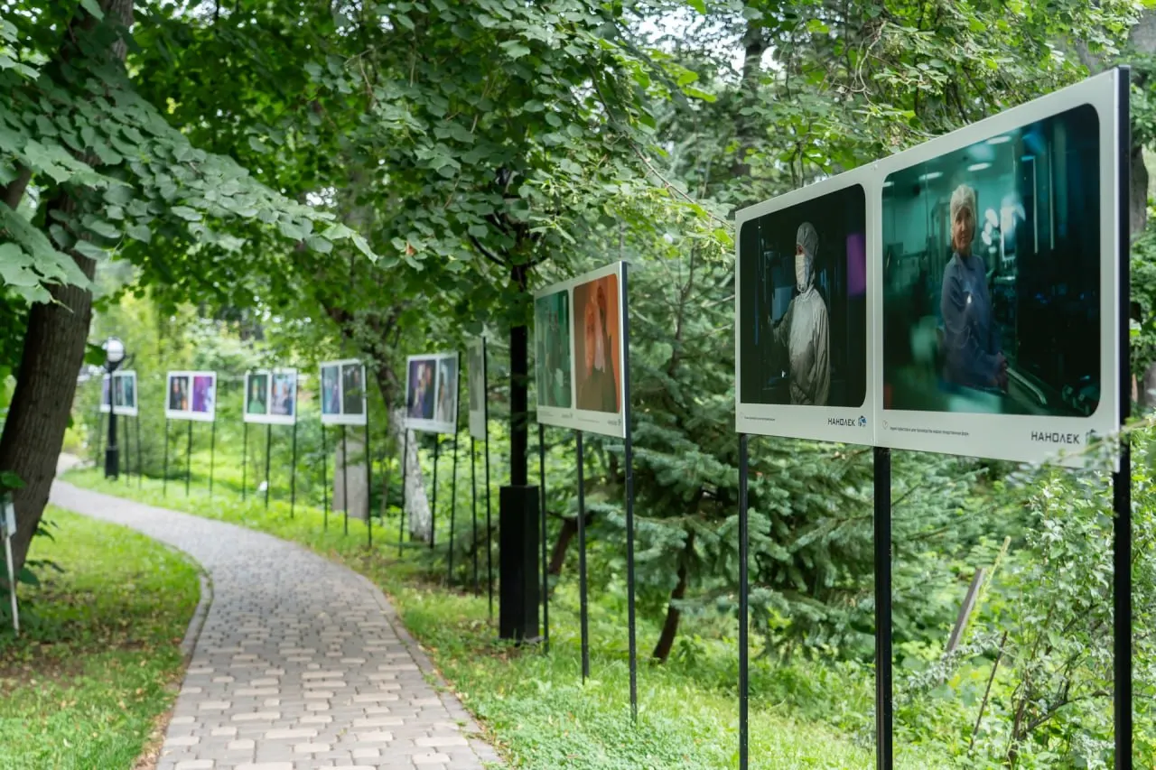 В ботаническом саду вуза открылась фотовыставка, посвящённая работе специалистов биофармацевтической отрасли и сотрудничеству университета с промышленным производством лекарств.