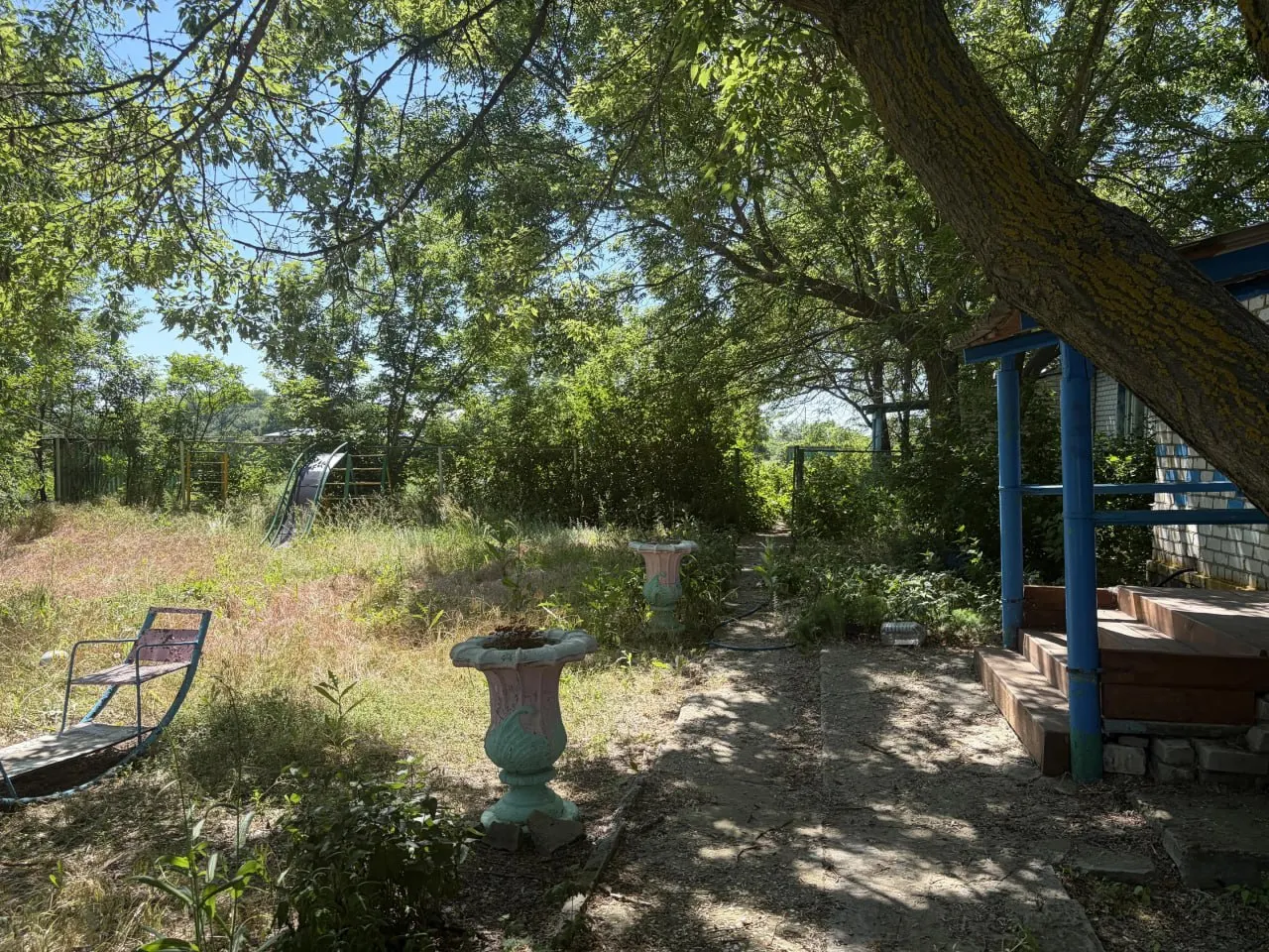 В хуторе Красноярский Иловлинского района закрыли детский сад, работавший с 1984 года; здание площадью 222 м² выставлено на продажу за 446 тысяч рублей.