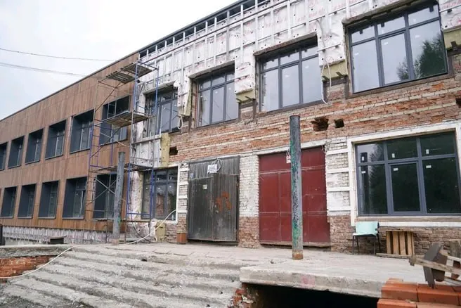 Власти обещали открыть отремонтированную школу на курорте Шерегеш, на работы планировали потратить 500 млн рублей. Деньги осваивали два года, однако здание до сих пор не приведено в порядок — на объект намерены направить ещё свыше 300 млн рублей.