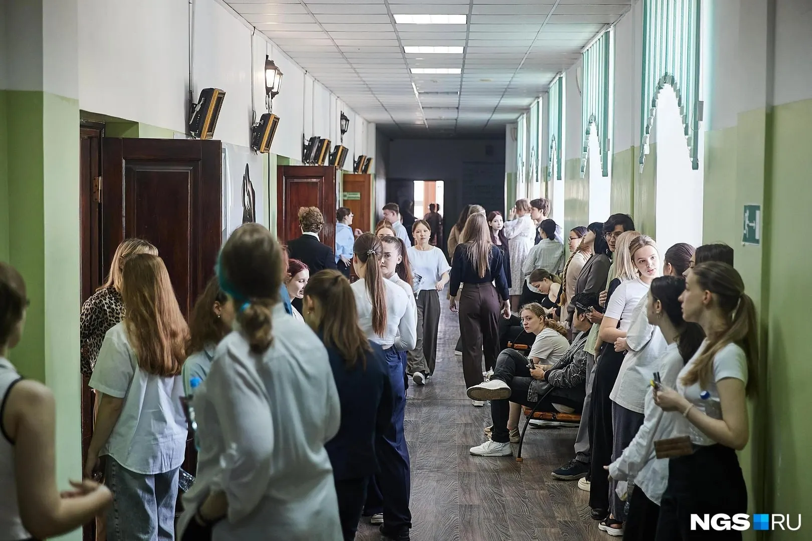 После 9-го класса ученика обязаны принять в 10-й — хотя бы в универсальный класс. В Челябинске на новый учебный год открыли больше мест, чем планировалось, но на практике не все претенденты сразу находят место.