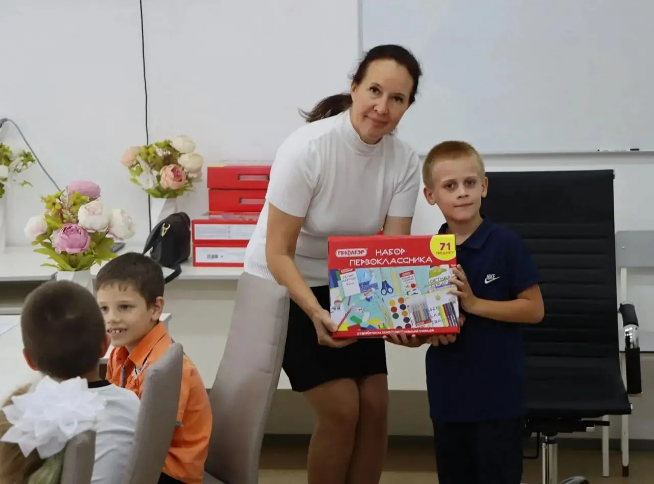 Медицинское учреждение сохраняет традицию поздравлять детей сотрудников здравоохранения перед началом школьной учёбы и вручает подарочные наборы.