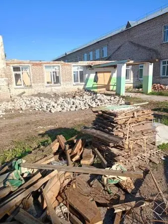 После длительных судебных разбирательств администрация добилась возврата аванса за капремонт школы и взыскания процентов; новый подрядчик довёл работу до конца, и школа открылась в 2026 году.