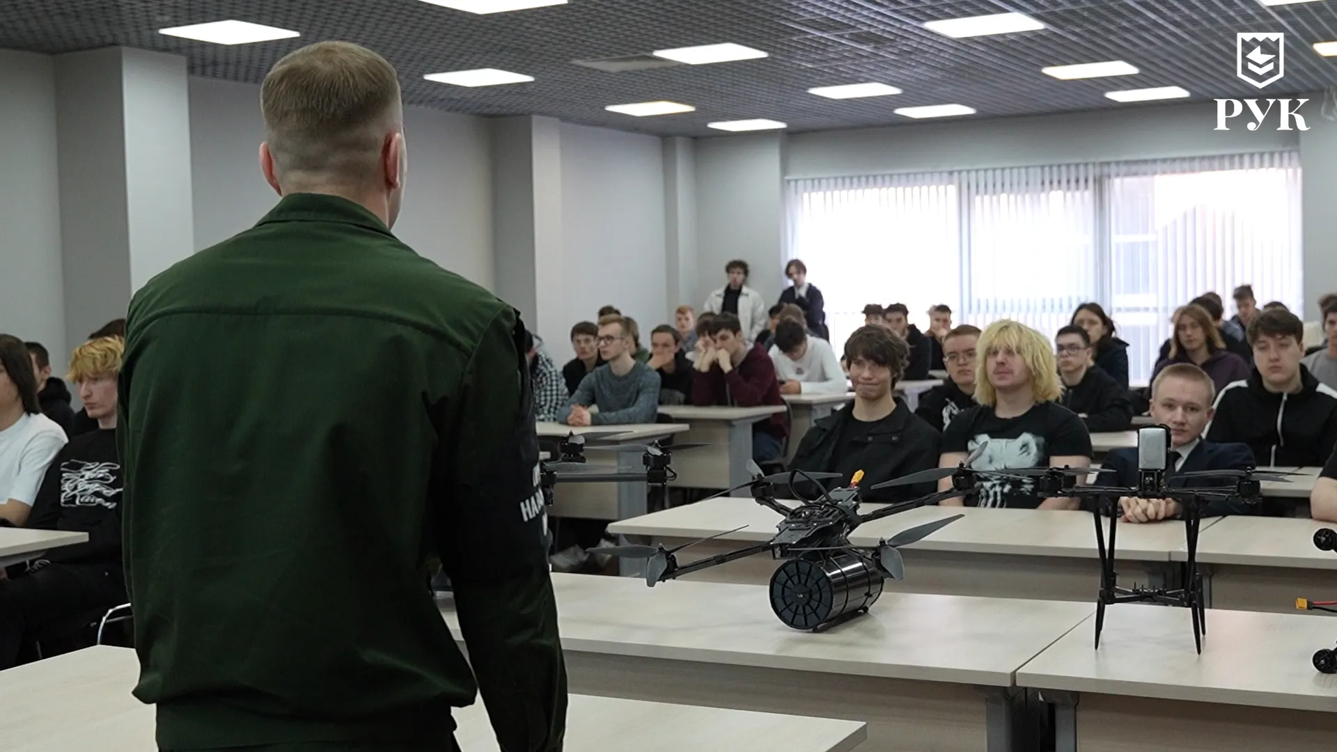 Расписания первых курсов медицинских факультетов пополнились дисциплинами по военной подготовке и патриотическому воспитанию; занятия чаще проходят онлайн.