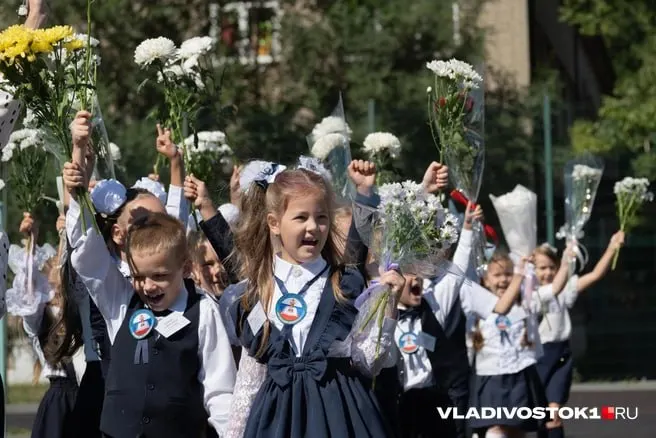 Из-за проведения XI Восточного экономического форума в Владивостоке для школьников 1–8 классов будет введен режим свободного посещения в первую неделю сентября; 1 сентября пройдут линейки, а 7 сентября станет первым полноценным днем обучения.
